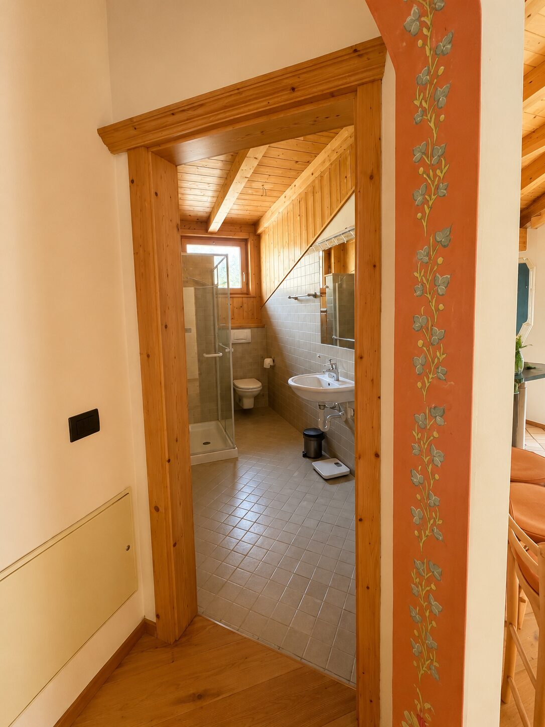 Bagno con doccia mansardato in legno - Ciasa Le Giare