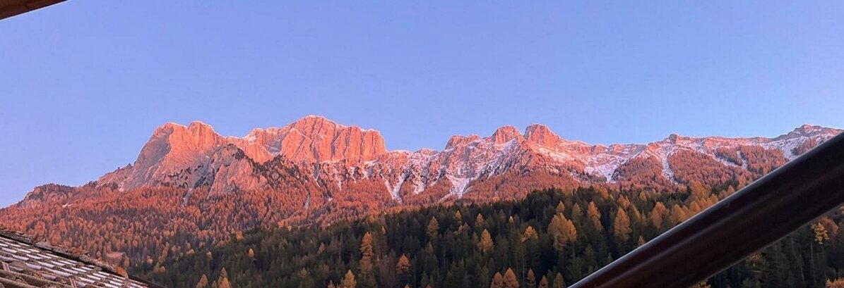 Enrosadira sulle Dolomiti vista dal balcone di Ciasa Le Giare
