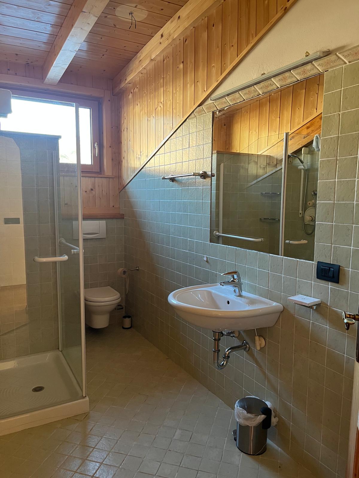 Bagno con doccia mansardato: Luminoso e moderno