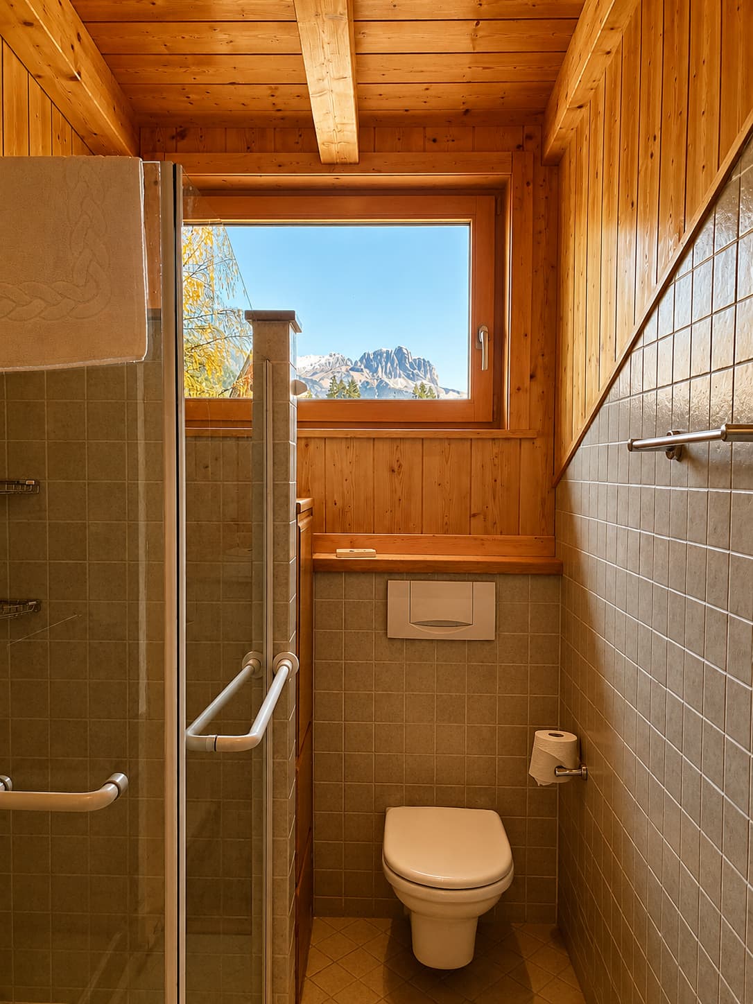 Vista panoramica dalle finestre del bagno sulle Dolomiti