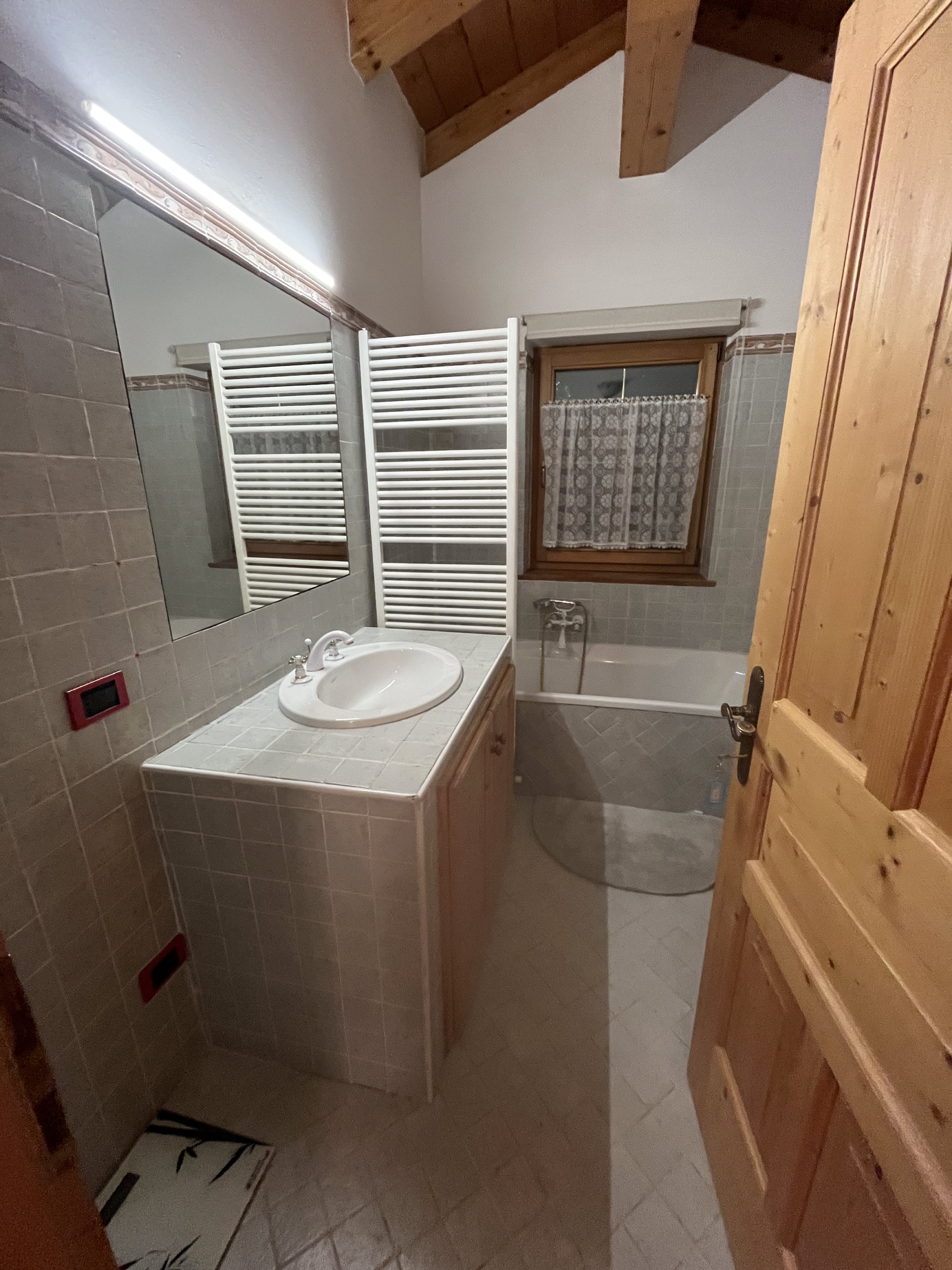 Bagno con vasca: Ampio bagno con vasca, perfetto per rilassarsi dopo una giornata tra le Dolomiti
