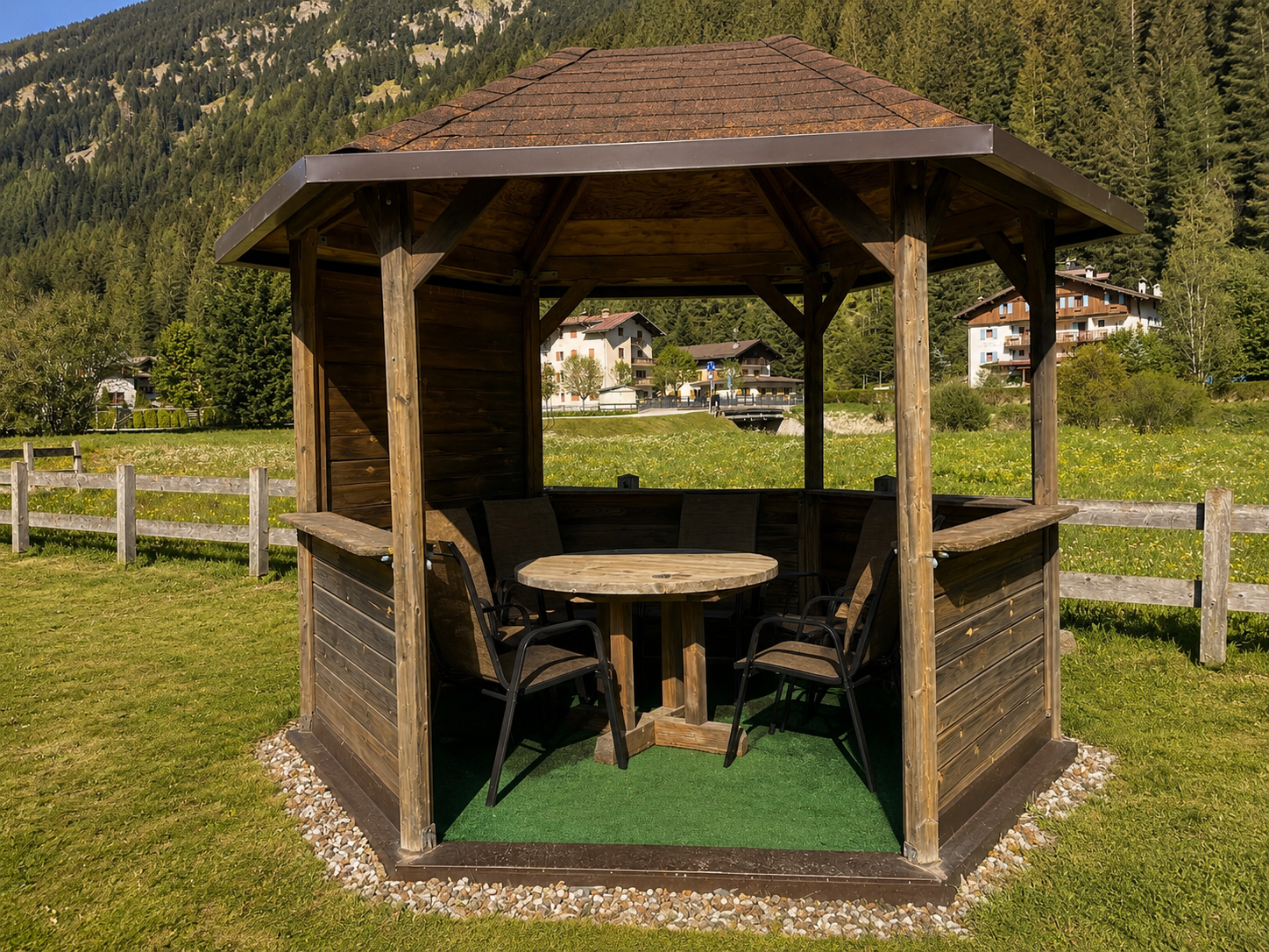 Il gazebo in legno con tavolo e sedie: perfetto per pranzi e cene all'aperto
