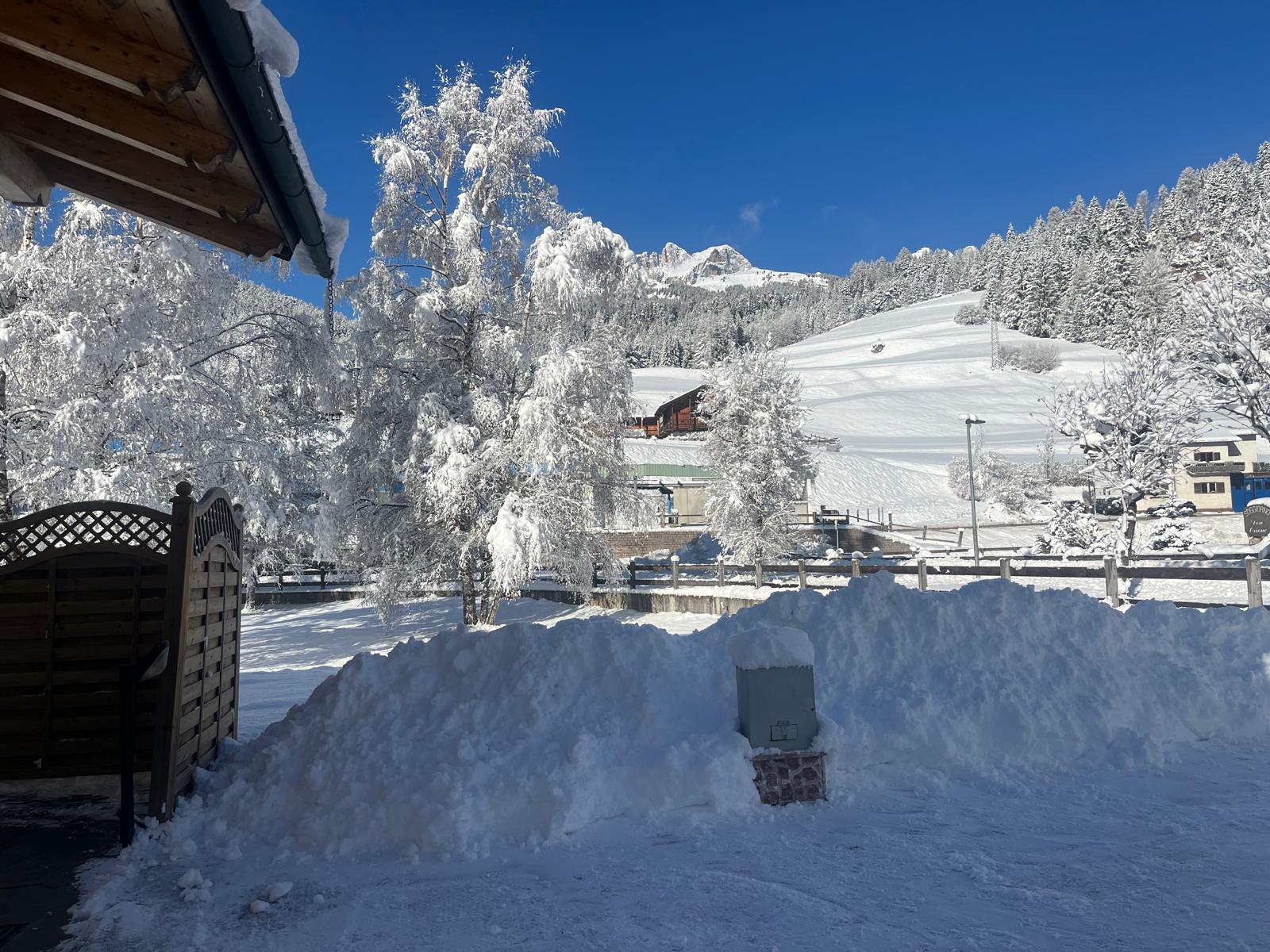 I nostri terrazzi panoramici d'inverno, affacciati direttamente sulle vette innevate.