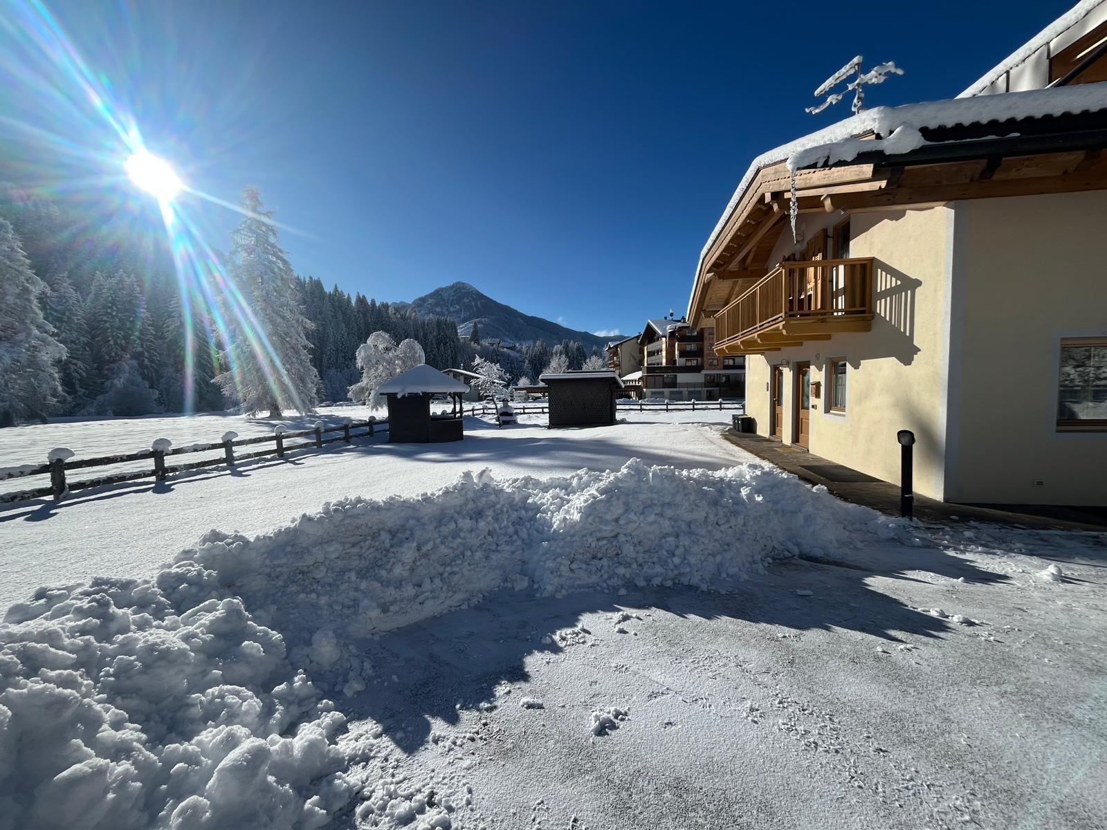 Il nostro ampio parcheggio privato riservato agli ospiti, circondato dai boschi imbiancati della Val di Fassa.
