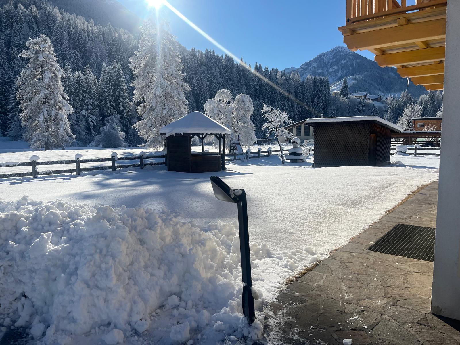 Esterno Ciasa Le Giare Appartamento Dolomiti con neve - Vista piste sci Sellaronda e parcheggio privato
