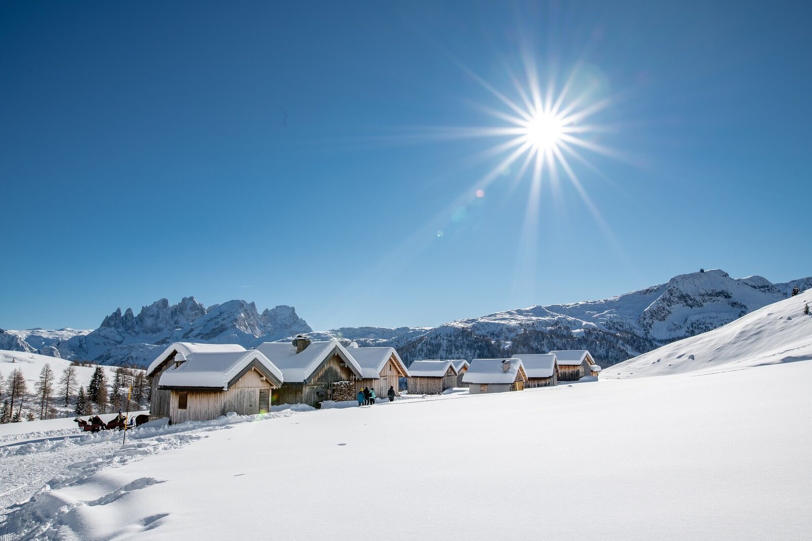 Malga innevata Dolomiti giornata di sole inverno Val di Fassa