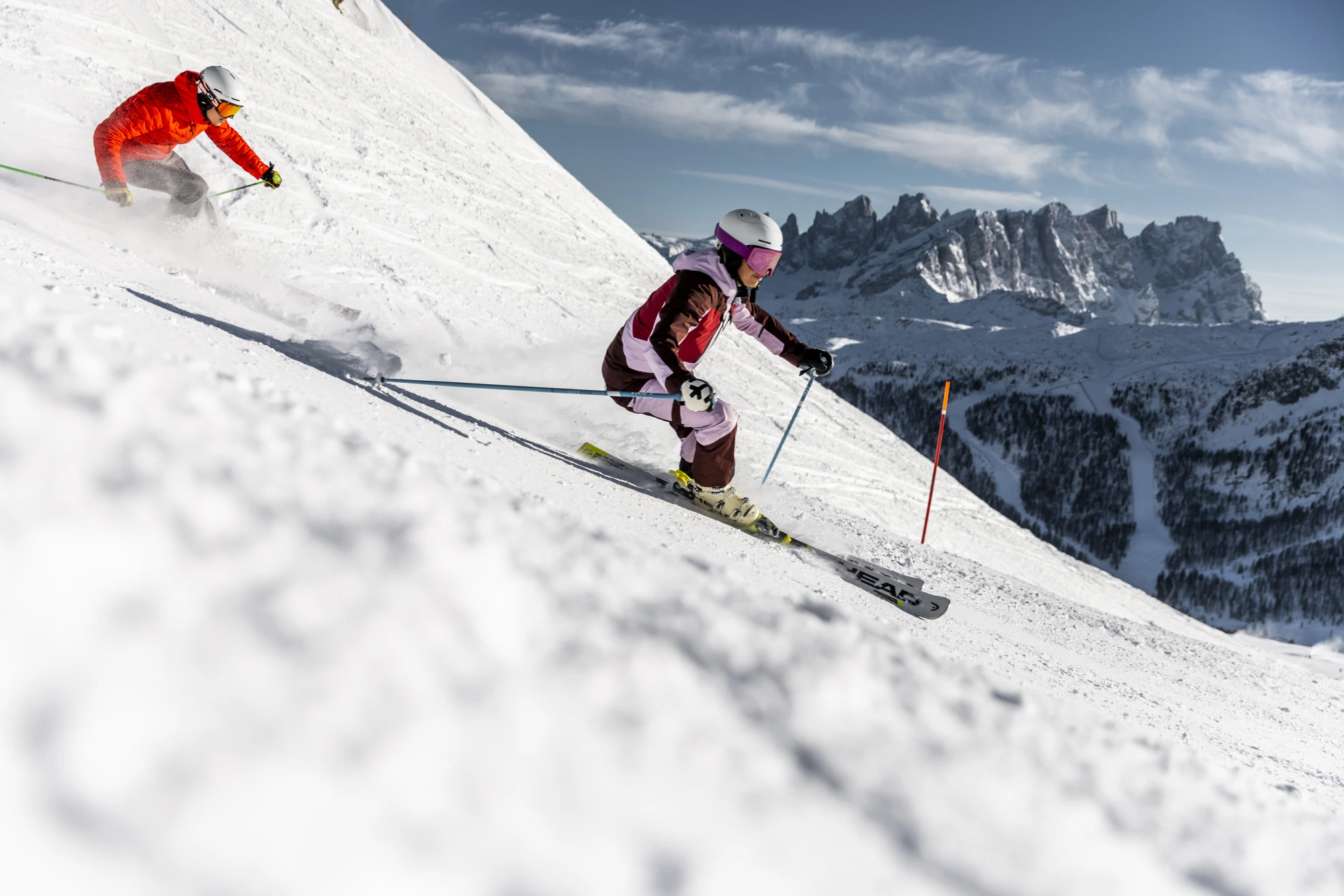 Sciatrice sotto il sole sulle piste della Val di Fassa