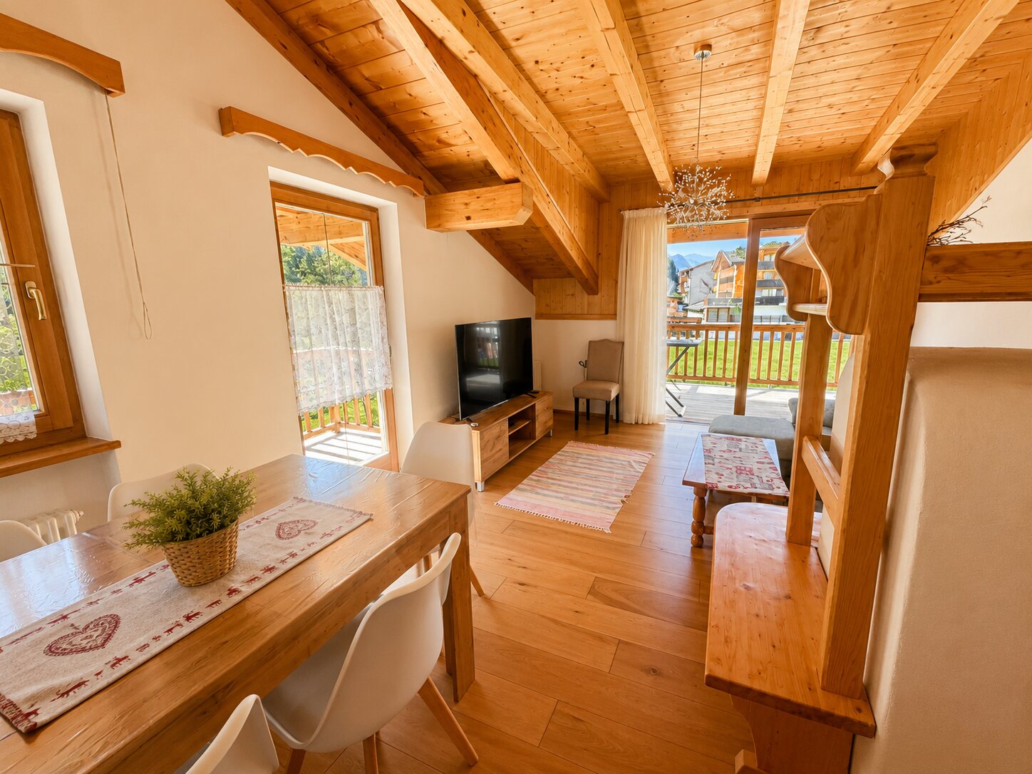 Soggiorno con zona pranzo e balcone - Ciasa Le Giare